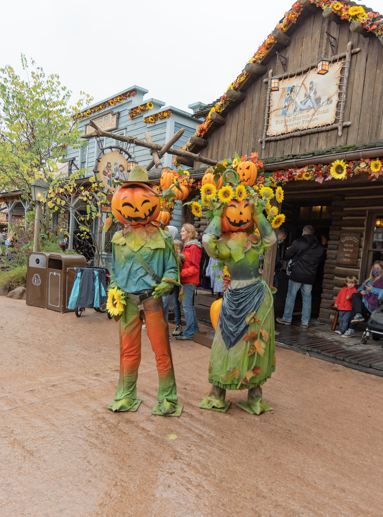 Disneyland 2021 Halloween Season Photographed by SIMI pero1961 Flickr