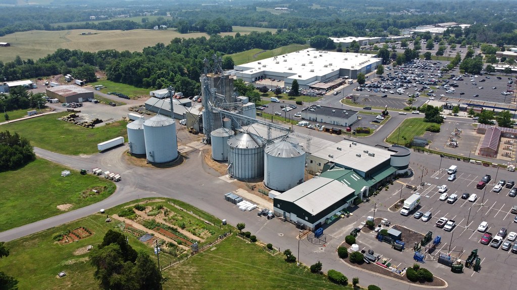 CFC Farm & Home Center [02] CFC Farm & Home Center, an agr… Flickr