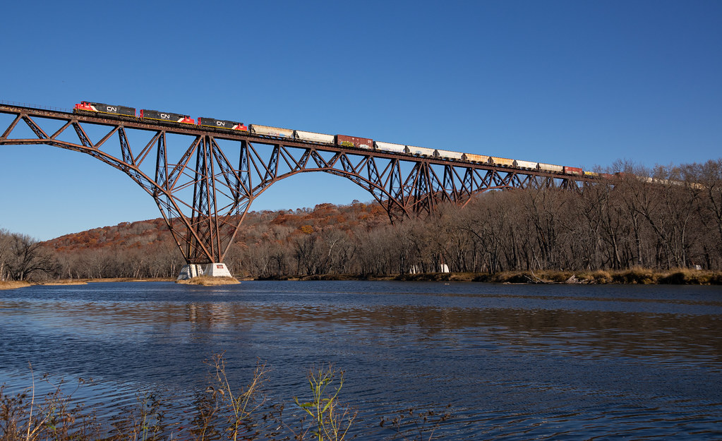 Second Chance CN L517 crosses the Arcola high bridge in a … Flickr