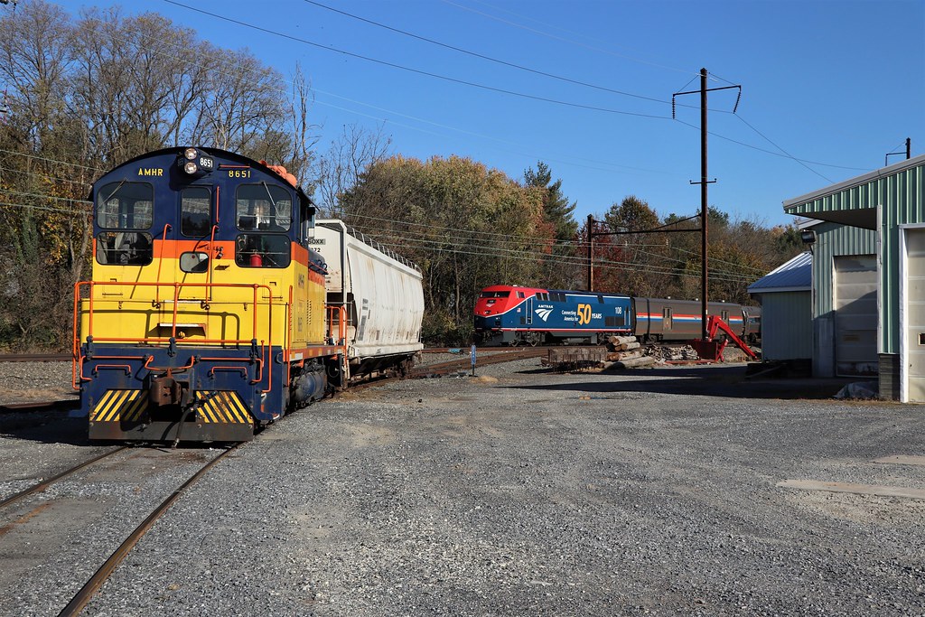 A Colorful Meeting Landisville Railroad SW900 8651 picks u… Flickr