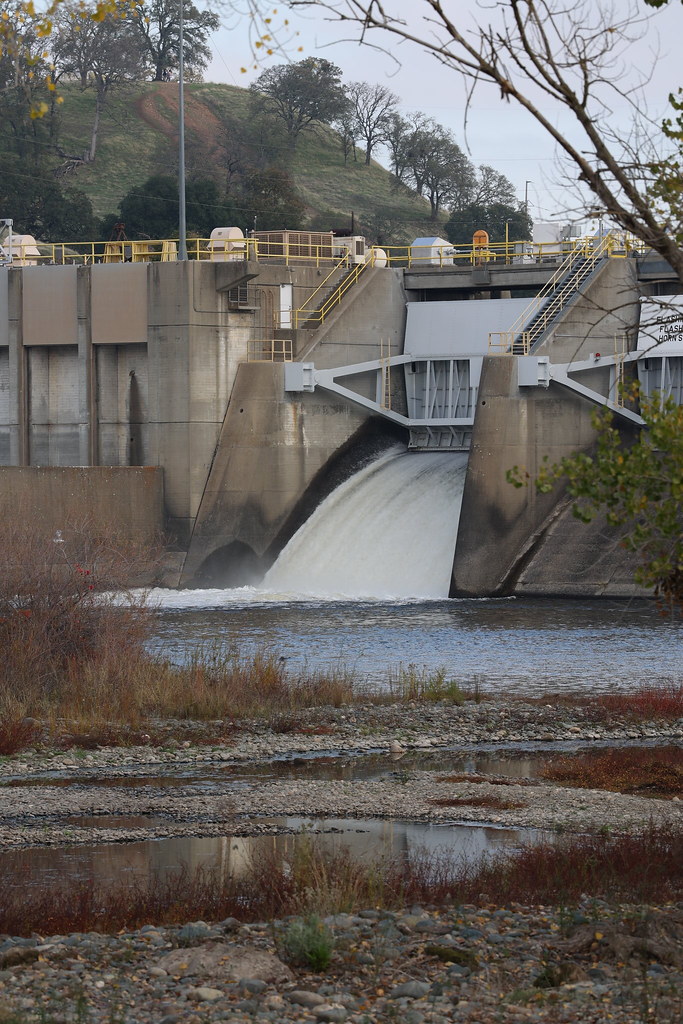 GY2A7076 water flowing through the gate at the Lake Natoma… Flickr