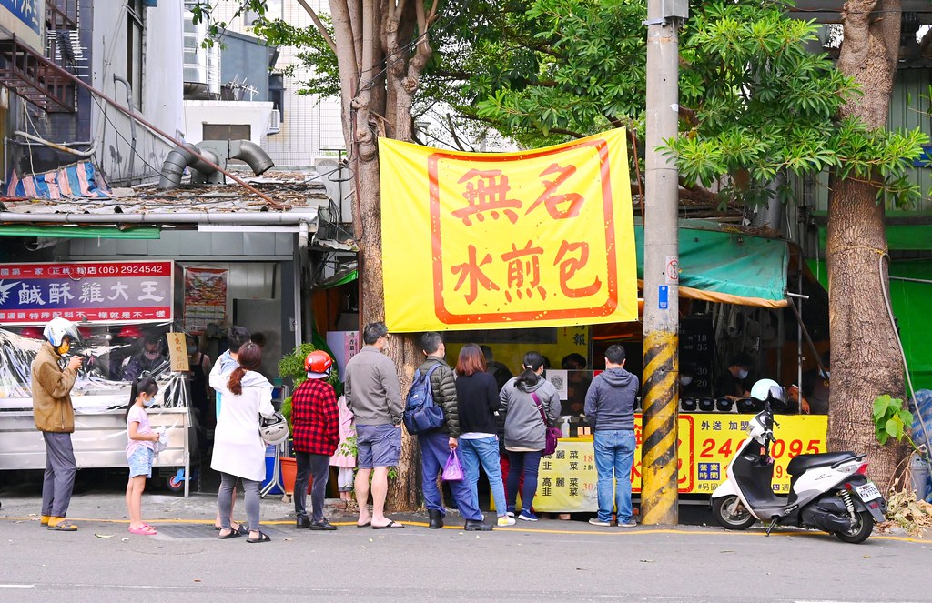 無名水煎包│台中東海：評價兩極排隊沒停過/皮超薄金黃水煎包 高麗菜韭菜餡裝超滿