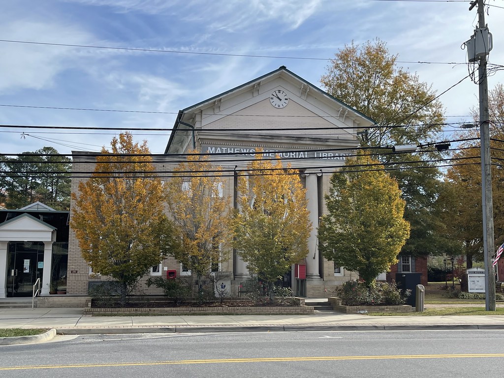 Mathews Memorial Library in Mathews, Virginia. devtmefl Flickr