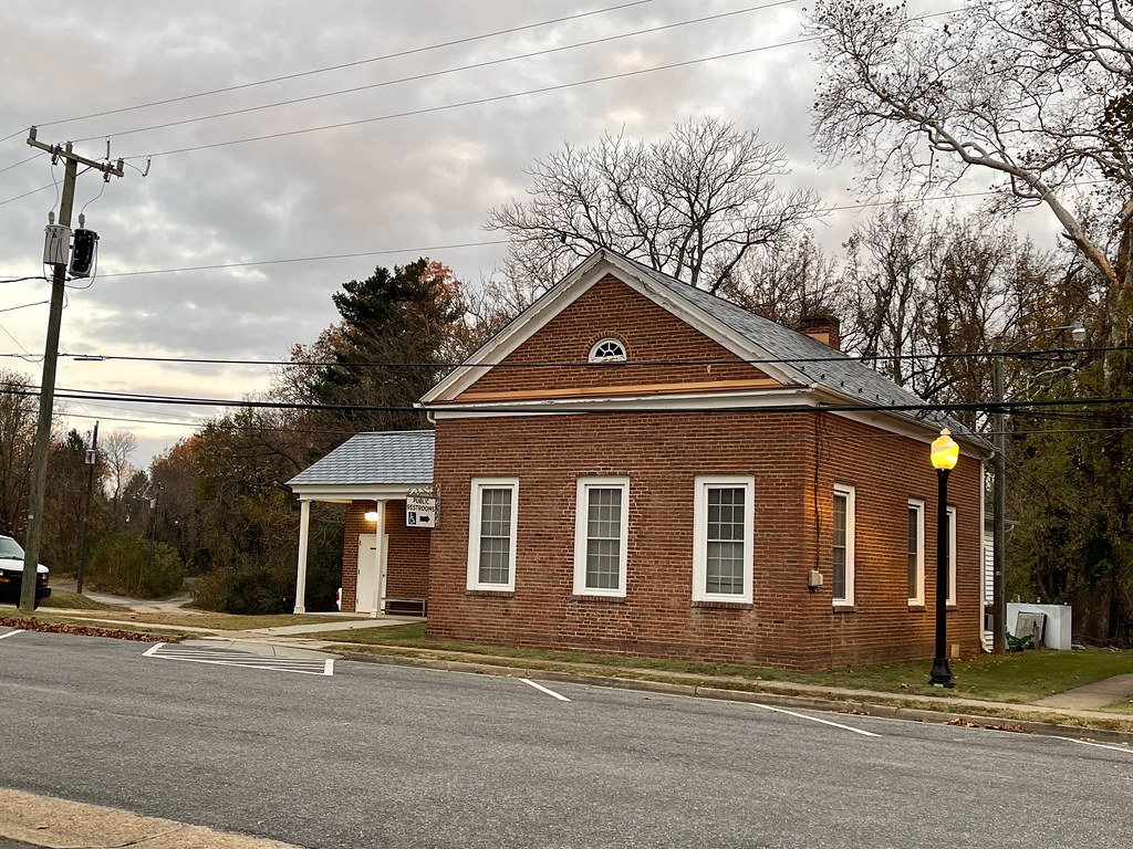 Old County building in Montross, Virginia. devtmefl Flickr