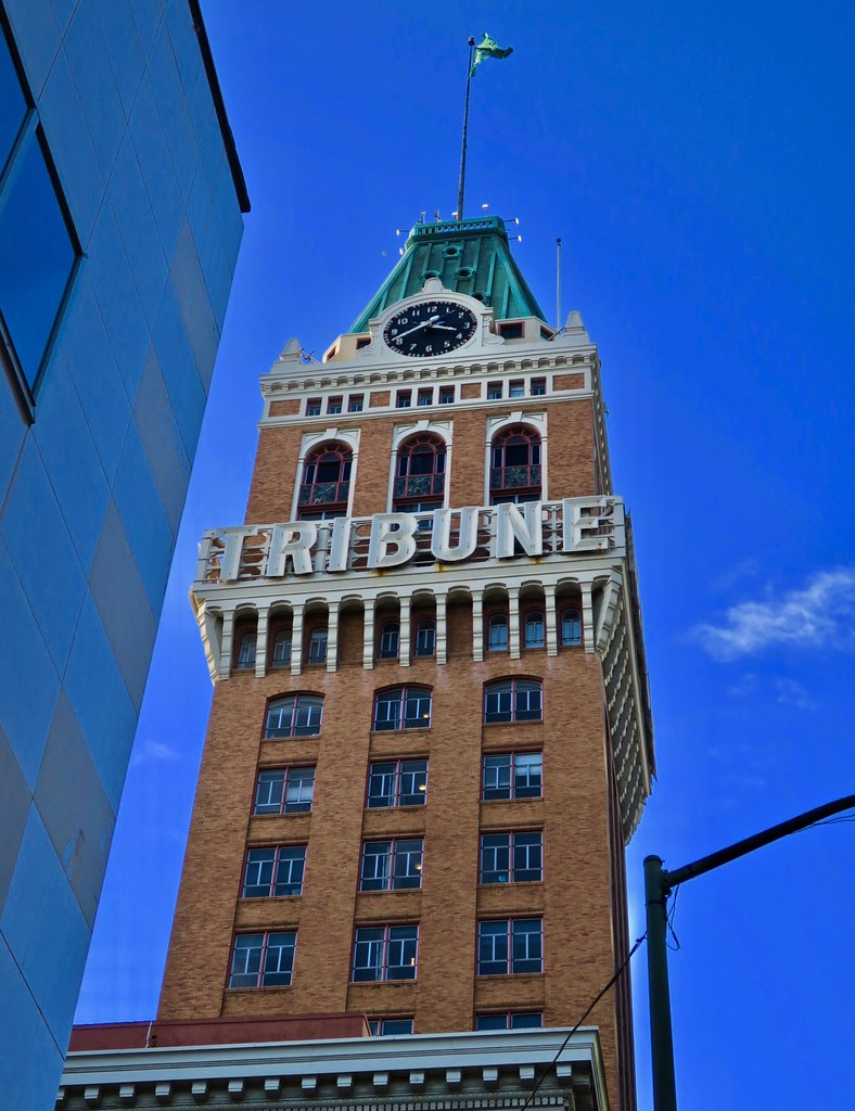 Tribune Tower, Oakland, CA Neon sign atop the Tribune Towe… Flickr