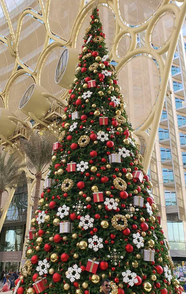 December Colours A Christmas Tree in Dubai Un arbre de N… Flickr