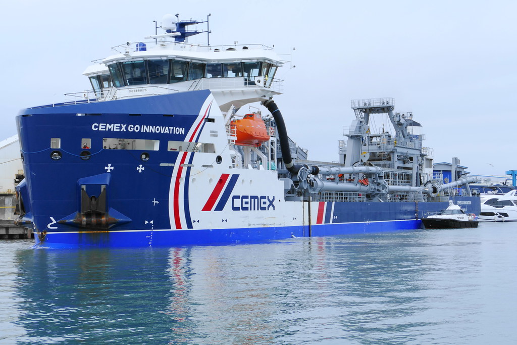P1010817 PILOT BOAT BARRACUDA WAITING FOR THE PILOT. quincy2002
