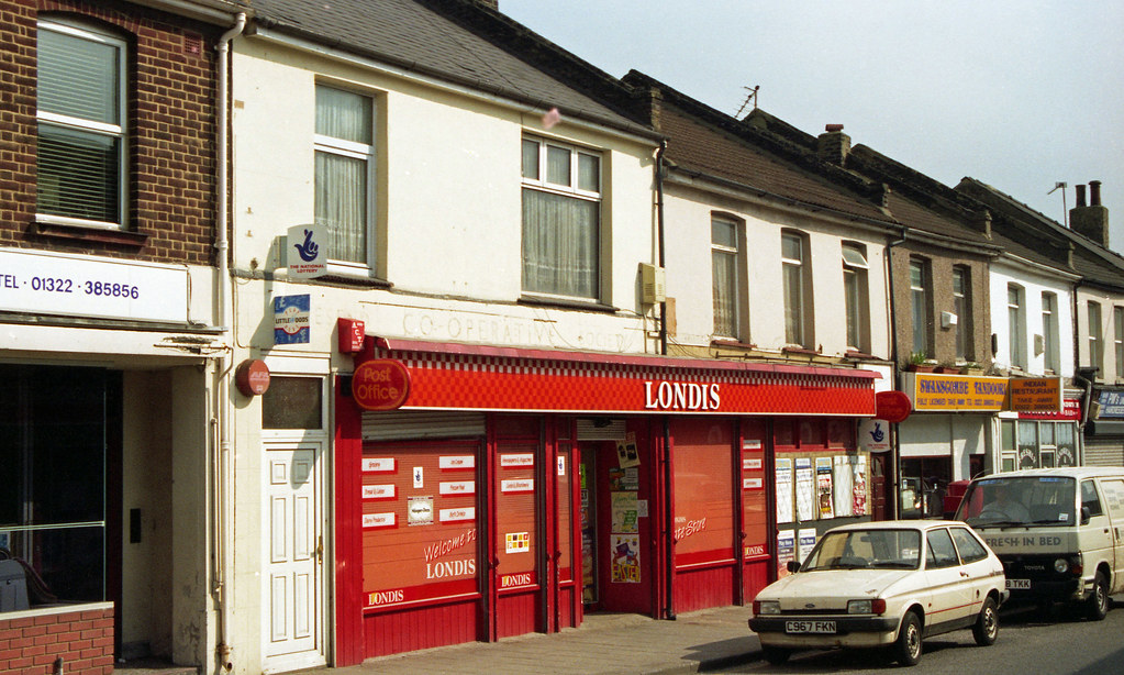19960331_670 shop houses at Kent England williewonker Flickr