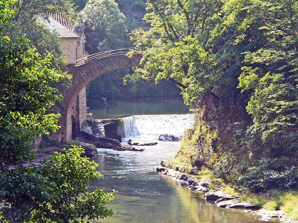France, le Moulin de Corp avec ce pont sur la rivière Dour… Flickr