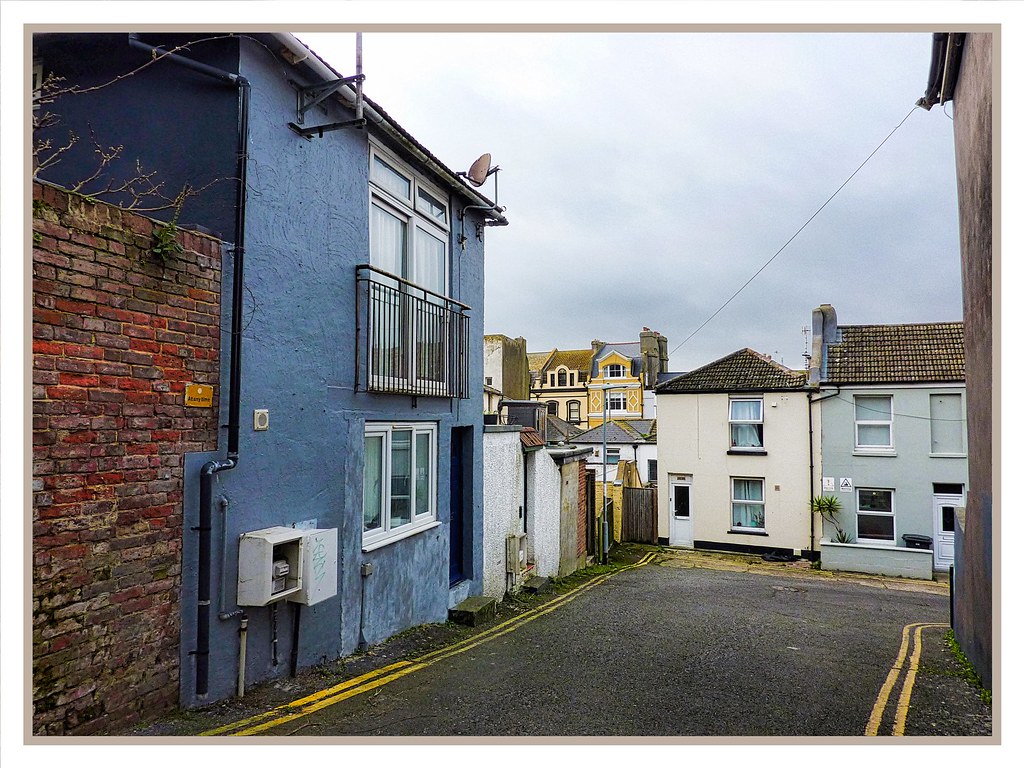 Wellington Mews, Stonefield Road end. anthony allan Flickr