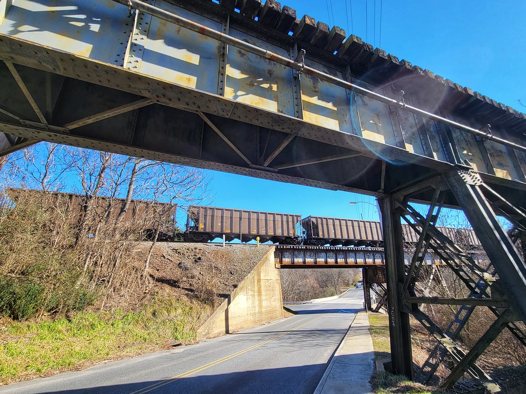 northbound train crossing Campbell Avenue in Lynchburg, Vi… Flickr