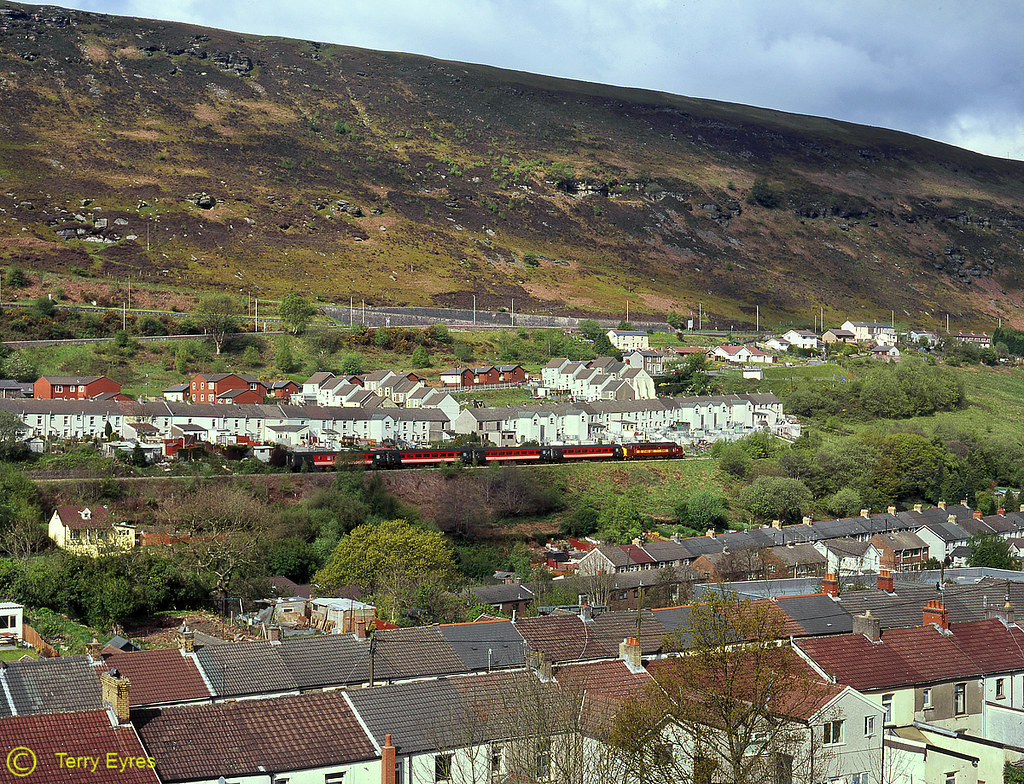 37405 New Tredegar Train in the landscape. 37405 has just … Flickr