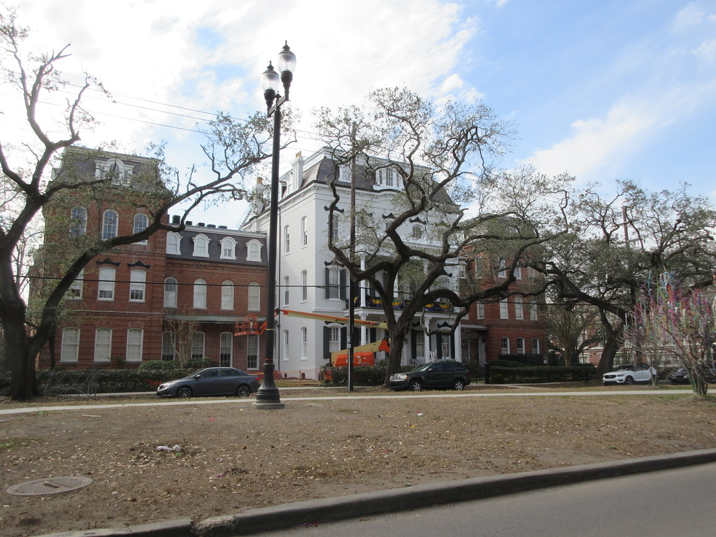 Napoleon Avenue, Uptown New Orleans In from St. Charles