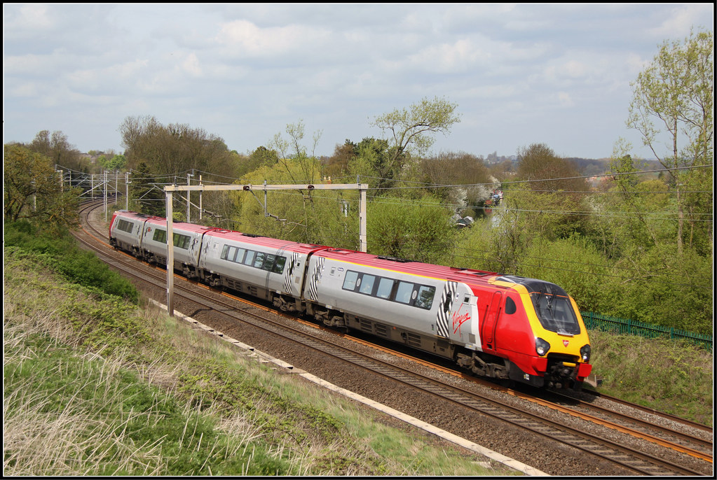 221144, Weedon Bec Vermin Voyager 221144 heads south at We… Flickr