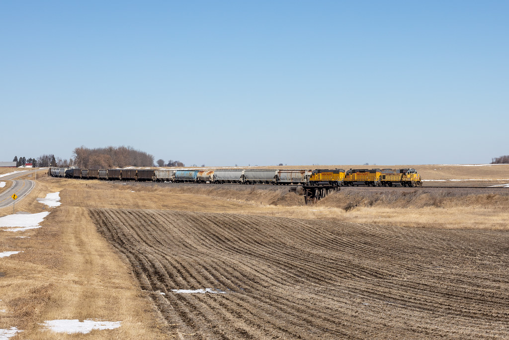 UPY 724 LNM34 Newburg, IA LNM34 headed South on a su… Flickr