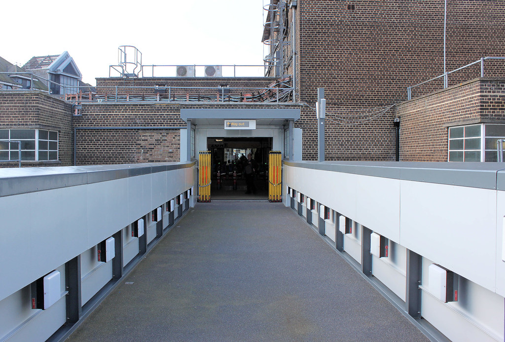 HarrowontheHill Underground station Footbridge between … Flickr