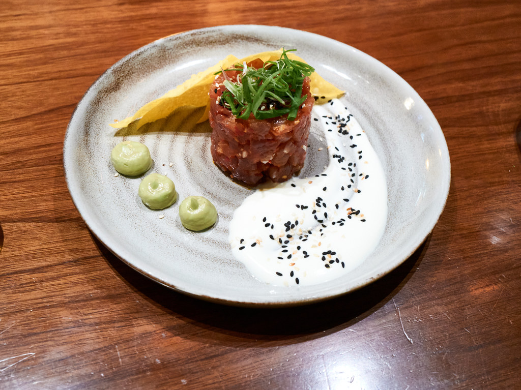 Spicy tuna tartare with wonton crisps, creme fraiche, avoc… Flickr