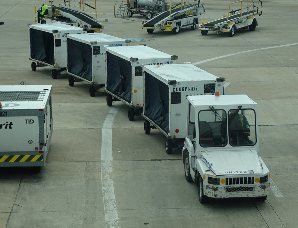 luggage tug United Airlines at Orlando Intl Airport Flickr