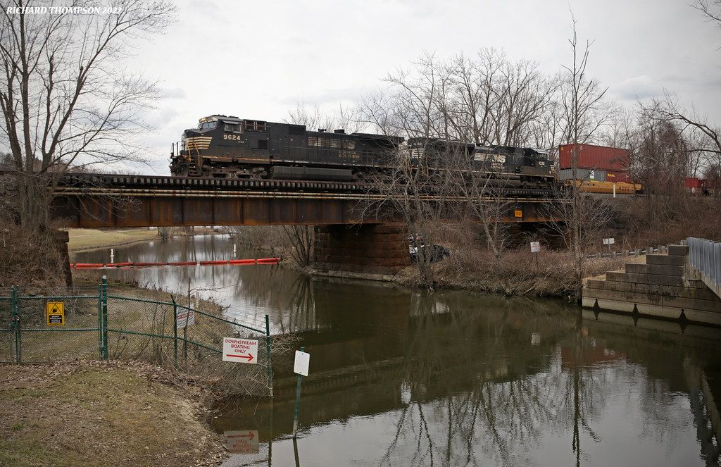 NS 25V Cuyahoga River Brady Lake, OH 3/18/22 NS train 25V … Flickr