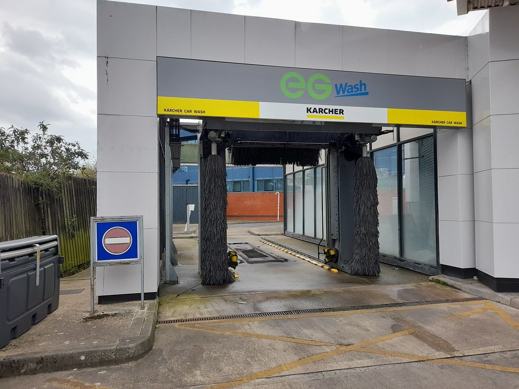 NEW Esso car wash, Wembley Kärcher Kleanstar in full black… Flickr