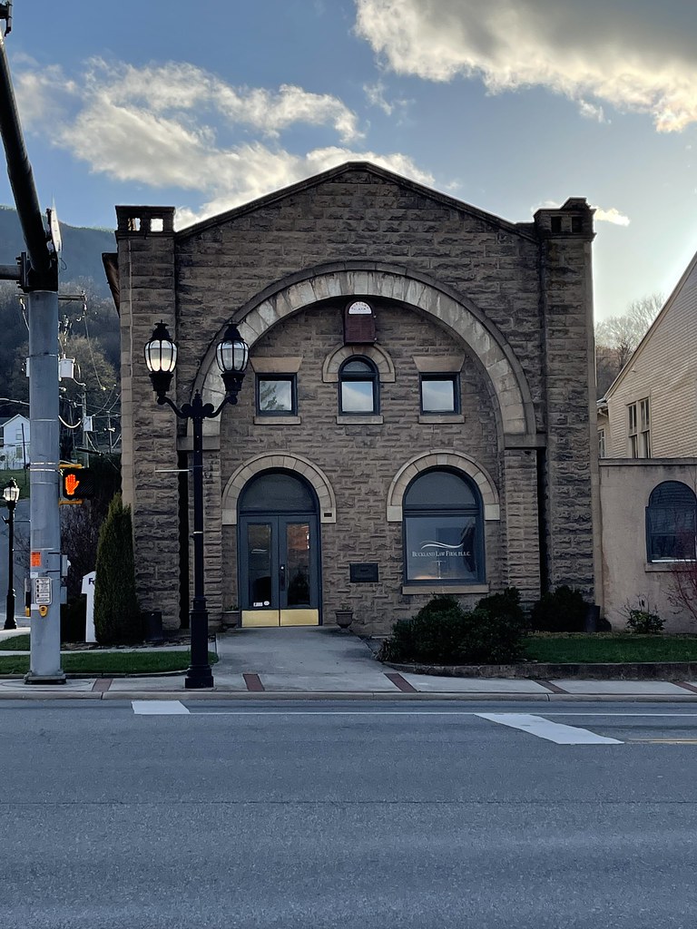 First National Bank of Pearisburg Building in Pearisburg, … Flickr