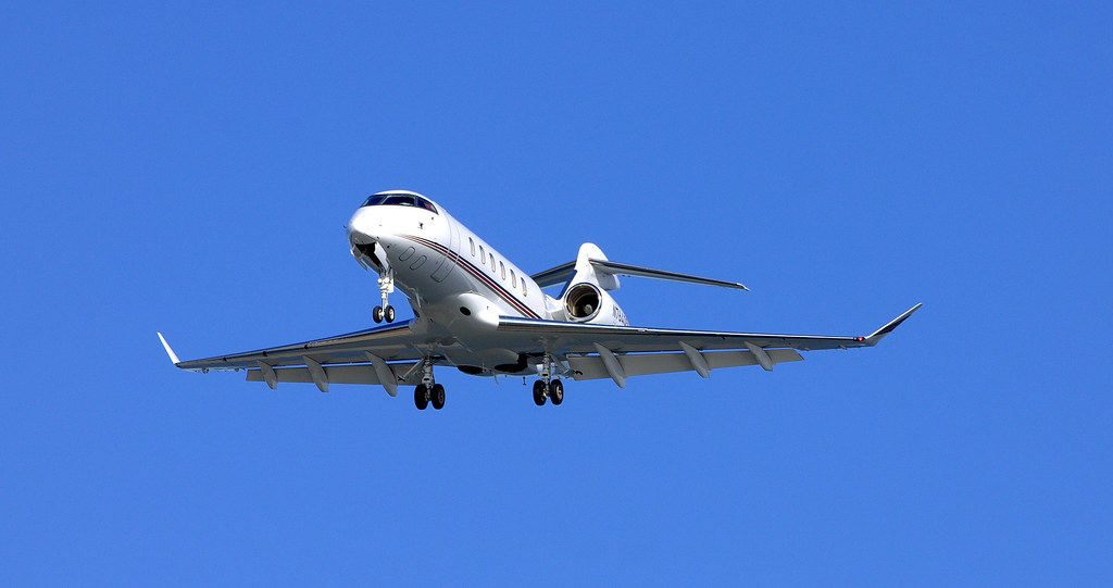N764QS NetJets Challanger on approach into Boston after a … Flickr