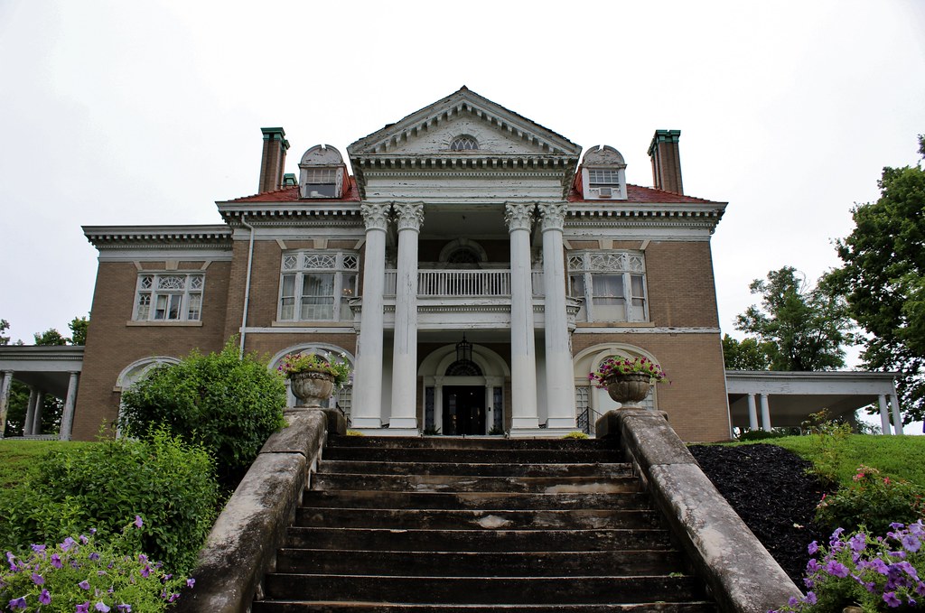 Hannibal, Missouri Rockcliffe Mansion was built in 1898 by… Flickr