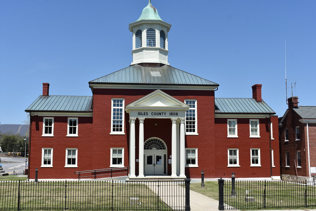 GILES COUNTY COURTHOUSE The Giles County Courthouse was bu… Flickr