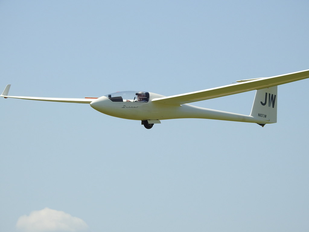 Discus landing at Garner Airport, VA Magnus Einarsson Flickr