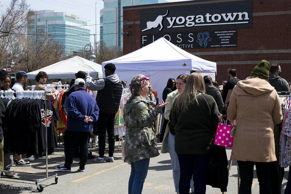 Vintage PopUp 613's Parking Lot PopUp Sale photogmusic.c… Flickr