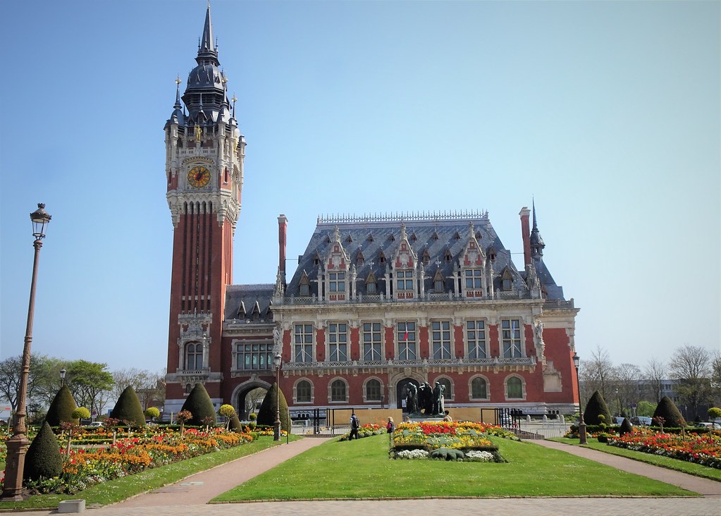Calais town hall and belfry The town hall of Calais was bu… Flickr