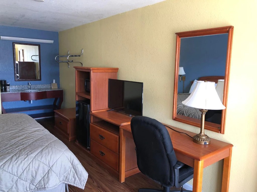 Bed Room Hotel in Downtown Brady Texas featuring Hotel in … Flickr