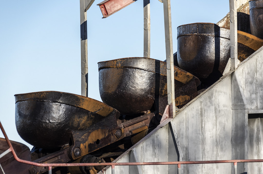 dredge buckets dredge moored in the Novy Ladoga channel in… Flickr