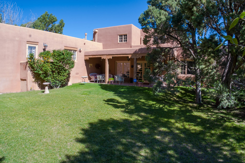 L1000549.jpg South Portale, South Yard James Allison Flickr