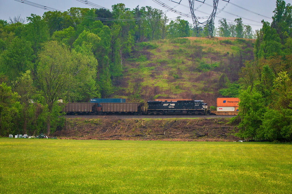 Hopper train in Wabun, Va. On a dark and rainy evening, a … Flickr