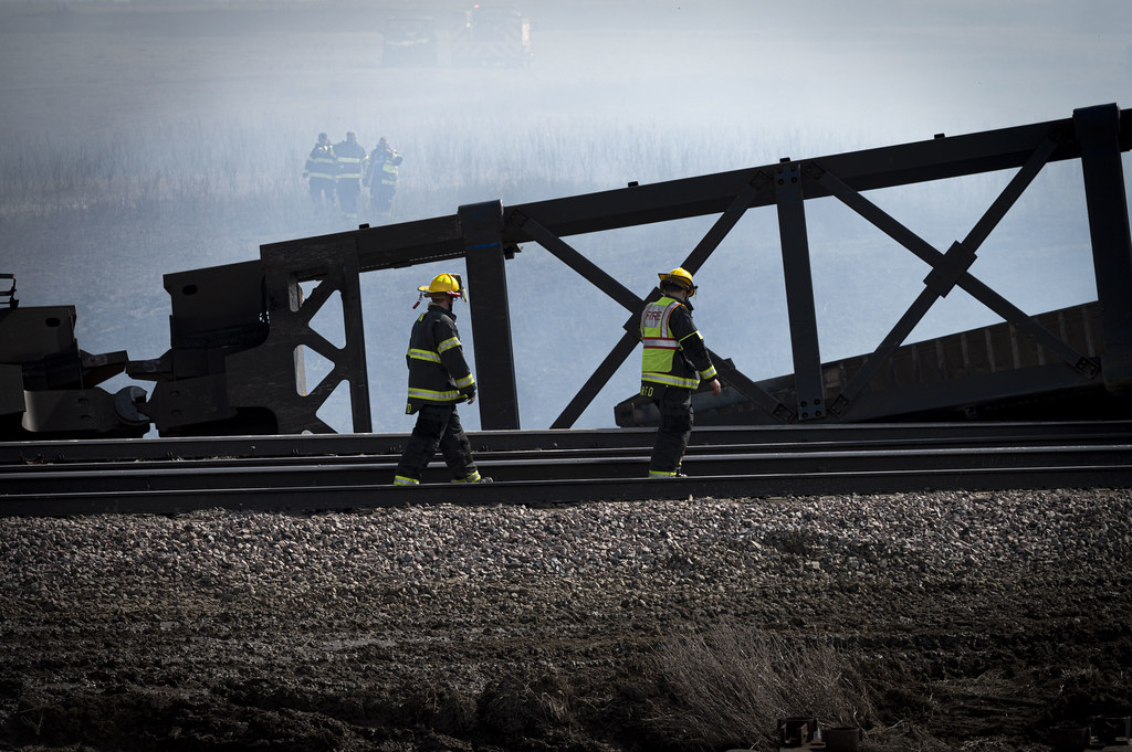 Des Lasc Derailment Bucket Support 06 First responders at … Flickr