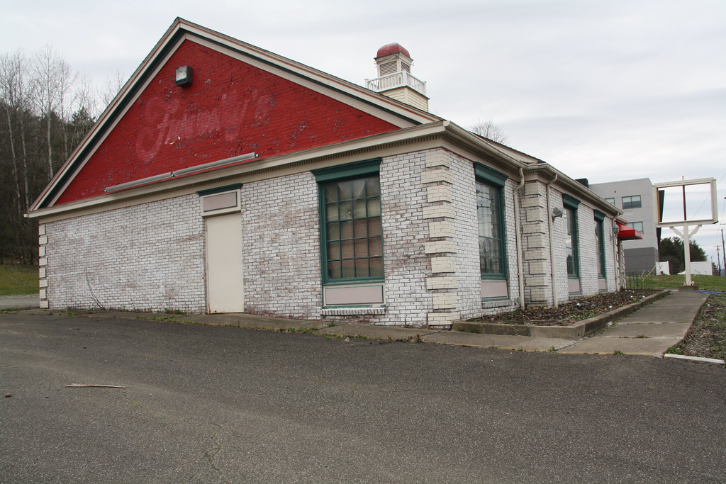Former Friendly's Vestal, New York 2022. drpep Flickr