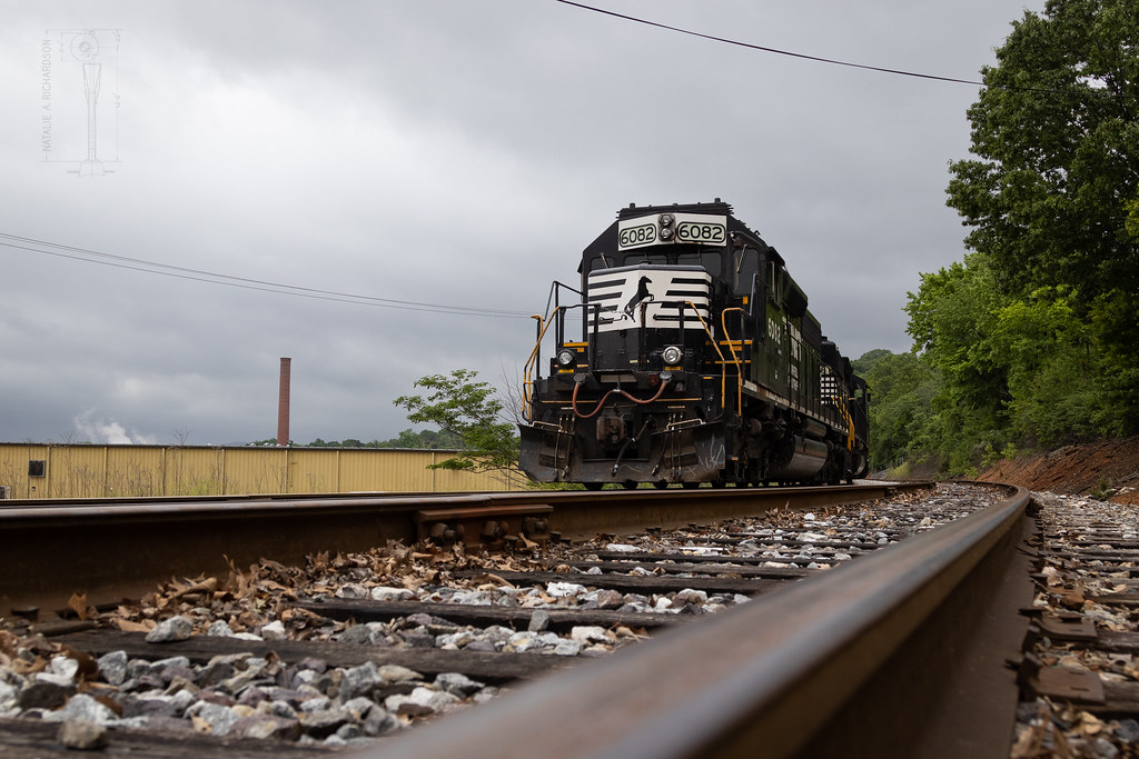 6082 on the Chattanooga Traction A pair of SD402 rest sil… Flickr