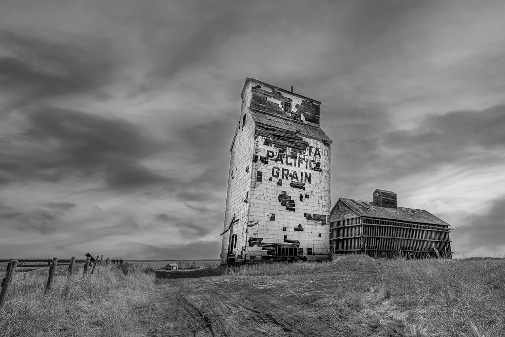 Lousana, Alberta grain elevator built in 1928 by Alberta P… Flickr
