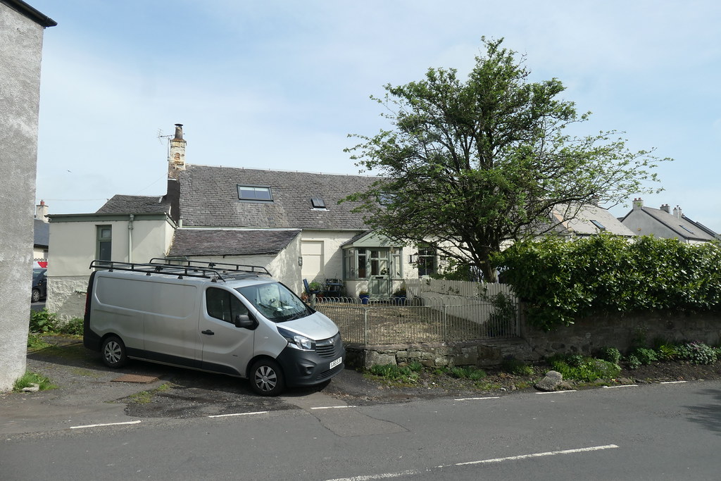 2 Fenwick Road, Kilmaurs portal.historicenvironment.scot/d… Flickr