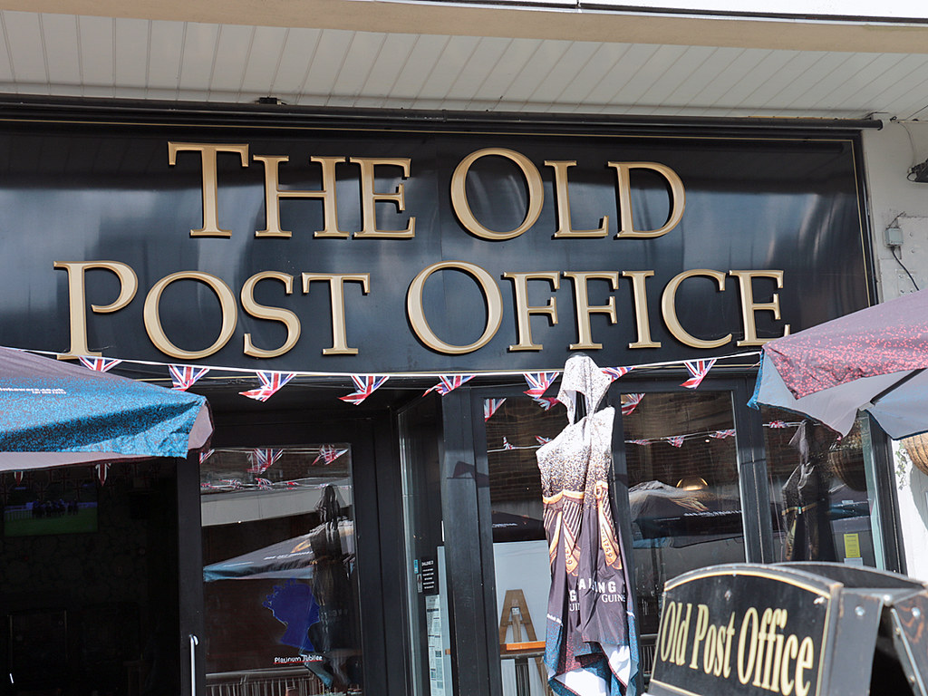 Jubilee decorations Old Post Office pub, Stevenage, Englan… Pete Flickr