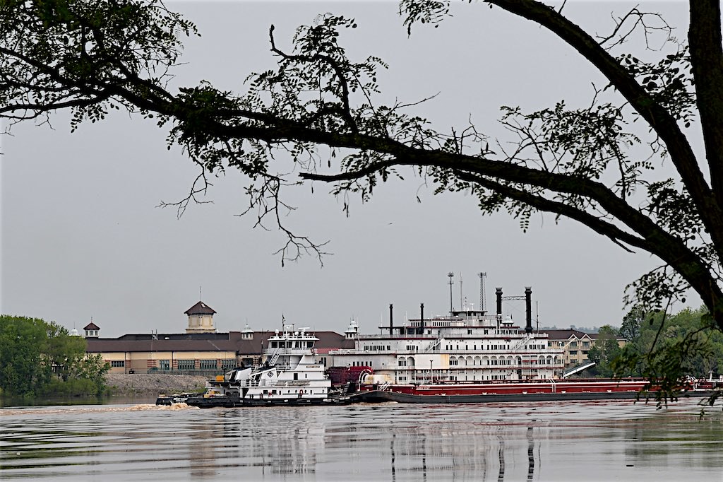 Ohio River at Rising Sun, Indiana Towboat pushing loaded b… Flickr