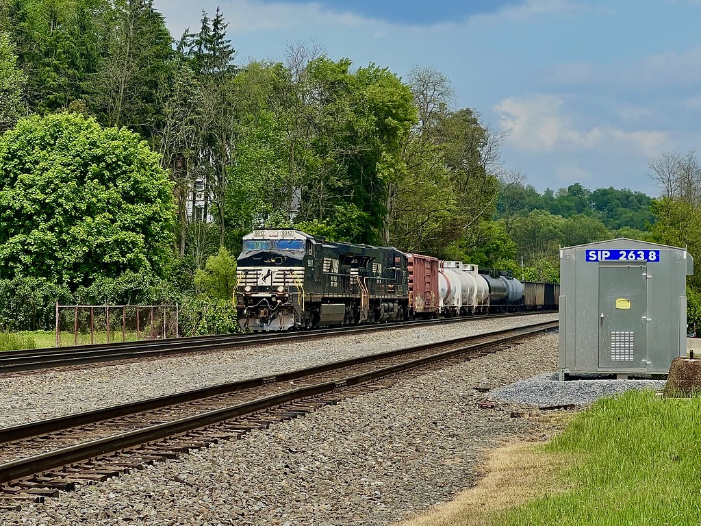 Summerhill, PA WB 13V passes the SIP 263.8 box where the o… Flickr