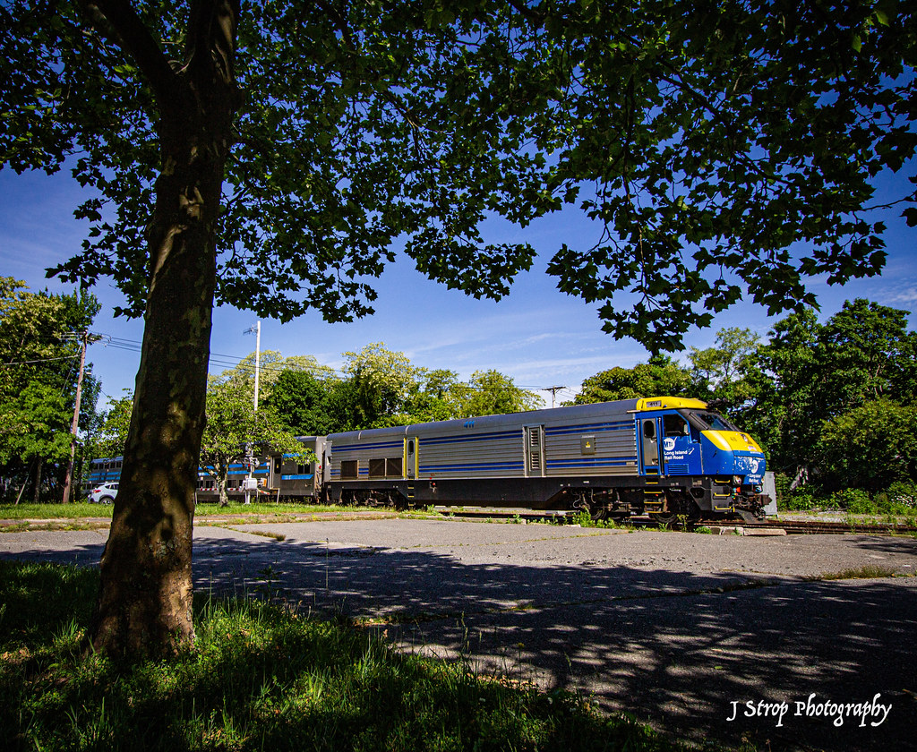 Center Moriches Running over ten minutes late, Train 8730 … Flickr