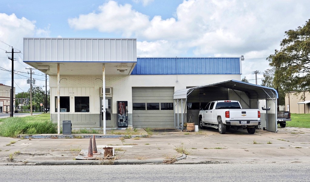 Louise, Texas Permanently closed service station. It appea… Flickr