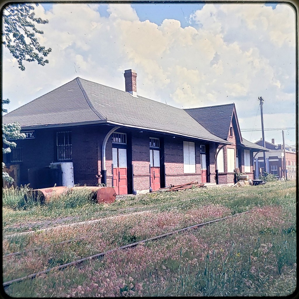 June 1974 Sac City, Iowa CNW depot in Sac City, located in… Flickr