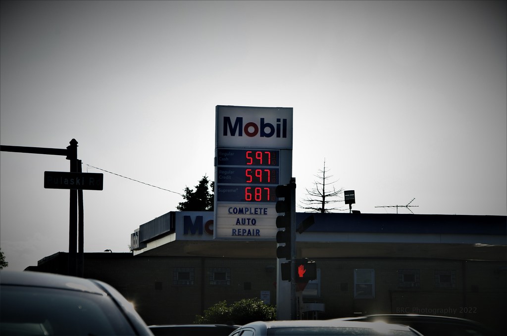 Mobil Gas, Oak Lawn, Illinois. I'm glad I don't need Premi… Flickr