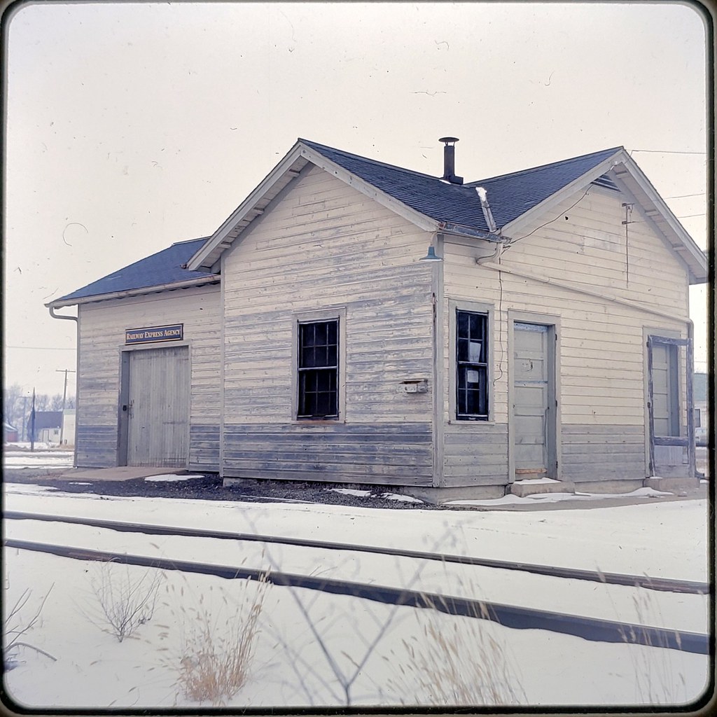Dec 1973 Quimby, Iowa Illinois Central "depot" in Quimby, … Flickr