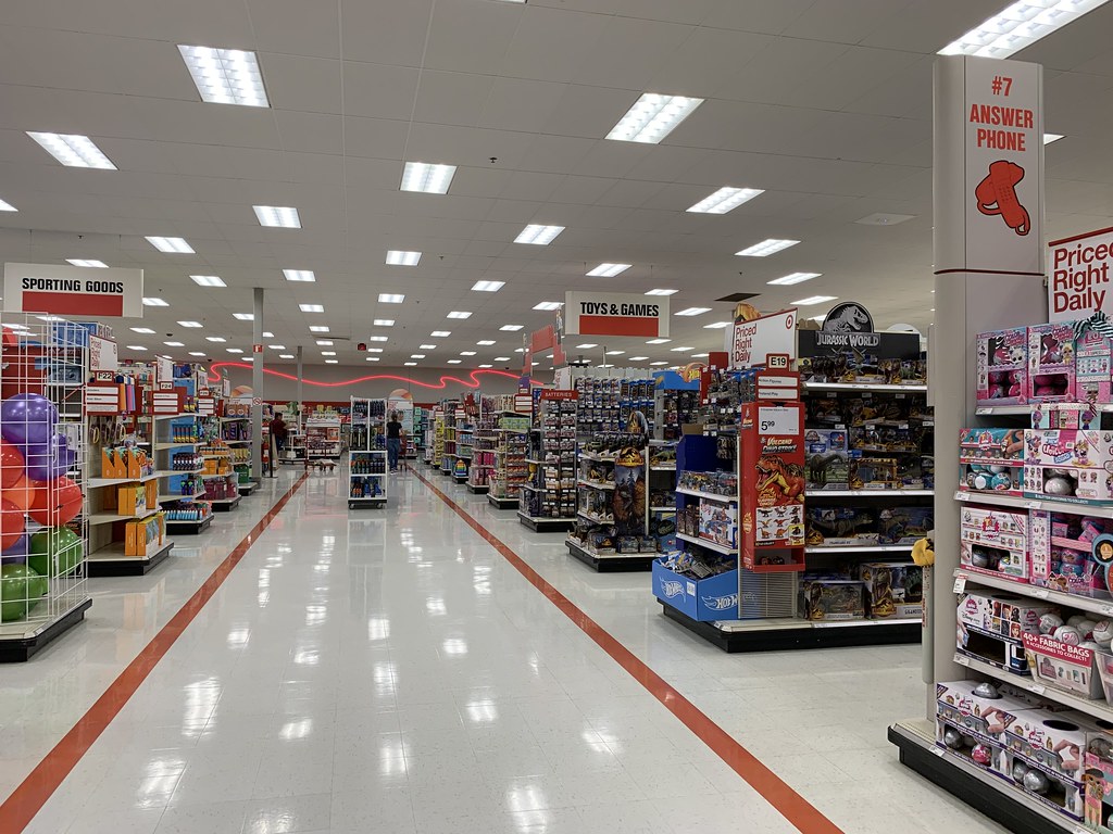 Target interior Target 1215 (122,824 square feet) 240 Mar… Flickr