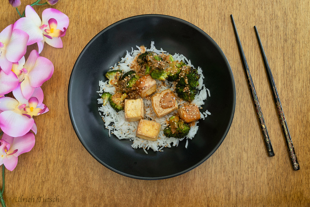 RoastedTofuBroccoliPeanutSauce Ulrich Tutsch Flickr